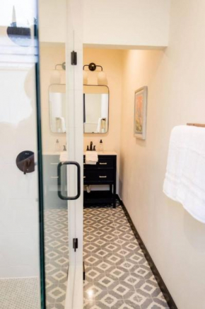 Speakeasy Queen Suite (Rm 7)